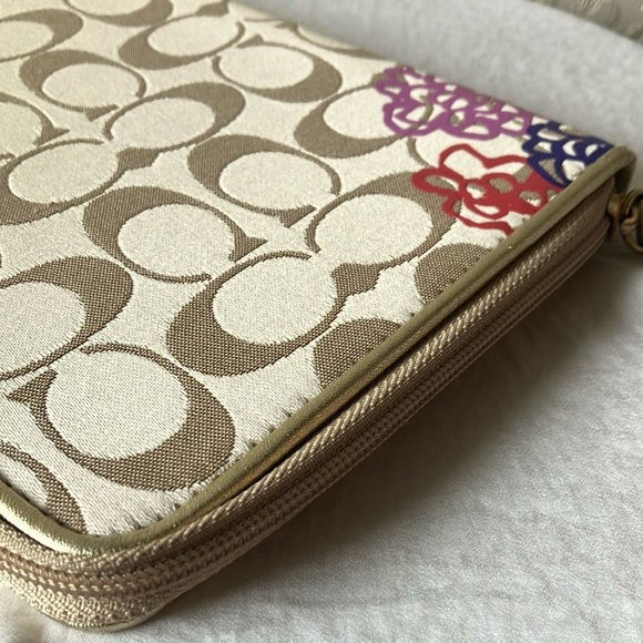 Coach: Floral Print Zip Reader Holder- Gold Tone - Picture 14 of 16